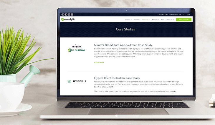 Boost Your Email Marketing with Social Proof. Here’s How. | Everlytic | Case studies page | Blog GIF | Computer on desk