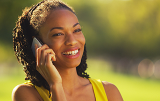 4 Great Ways to Use Voice Broadcasting | Everlytic | Digital communication software | Email marketing | Woman on phone | Happy woman on phone | Blog feature image