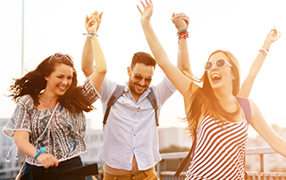 5 Content Strategy Tips for the Holiday Season 2019 | Everlytic | Blog feature image | Holiday celebrations at the coast