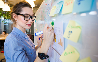 Everlytic Blog Race Planning FeatureImage WomanPlanningonWhiteboard | Everlytic | How to Use RACE Planning in Your Content Strategy