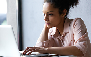 Three Rules for Creating Powerful Email Content | Everlytic | Woman on a laptop
