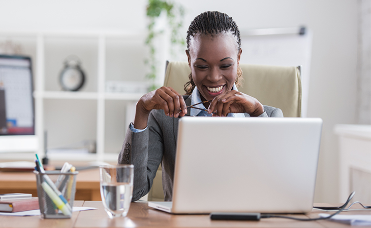 E0ODPU~W Automate Communication by Tracking Customer Behaviour | Everlytic | Blog | Email Automation | African businesswoman on laptop