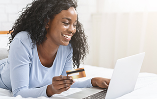 Black Friday 2020 Digital Campaign Ideas for Retail | Everlytic | eCommerce | Woman shopping online