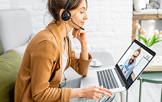 7 Tips to Create an Engaging Internal Communication Strategy | Everlytic | 2021 communication trends | Woman on laptop