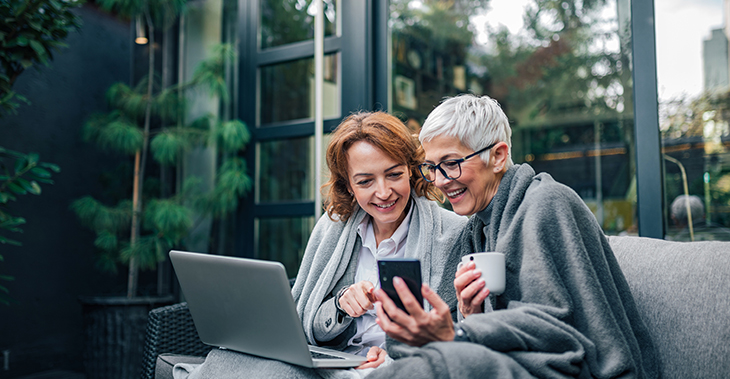Everlytic-How-to-Communicate-with-Different-Generations-via-Email-Blog-Image1 Everlytic How to Communicate with Different Generations via Email | Mom and daughter reading email on smart phone | Email