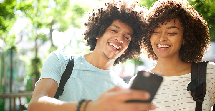 How to Segment Your eCommerce Email Lists in Everlytic | Everlytic Segmenting in Everlytic Blog Image1 Everlytic How to Segment Your eCommerce Email Lists in Everlytic | A young couple looking at a smart phone
