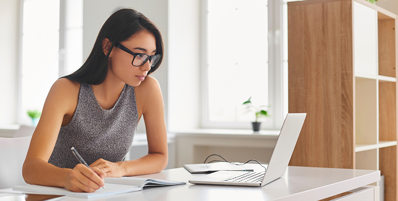 Everlytic-Blog-Email-List-Hygiene-Image-1 Clean Up Your Dirty Data with These 4 Email Database Hygiene Tips | Everlytic | Email marketing | Woman working on laptop