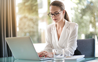 Everlytic | Lead Nurturing | How to Automate Lead Nurturing Content & Improve Conversions | Lady Working on Laptop in an Office