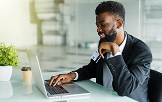 Everlytic | Lead Nurturing | How to Acquire and Retain Your Customers | Blog Feature Image | Man with credit card and laptop