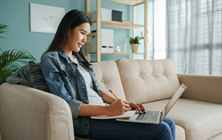 5 Bulk Email Marketing Mistakes & How to Avoid Them | Everlytic | Email Marketing | Bulk Email | Blog Feature Image | Woman Reading Something off a Laptop